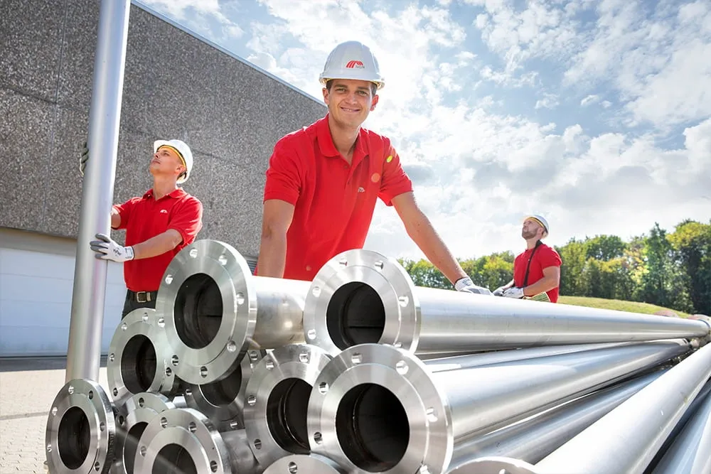 Kollege lehnt auf Eisenrohre