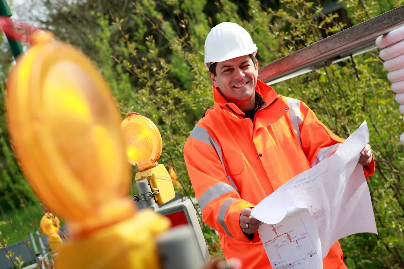 Ingenieur mit Unterlagen in den Händen