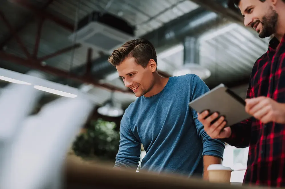Büro Casual Outfits Blau und Rot