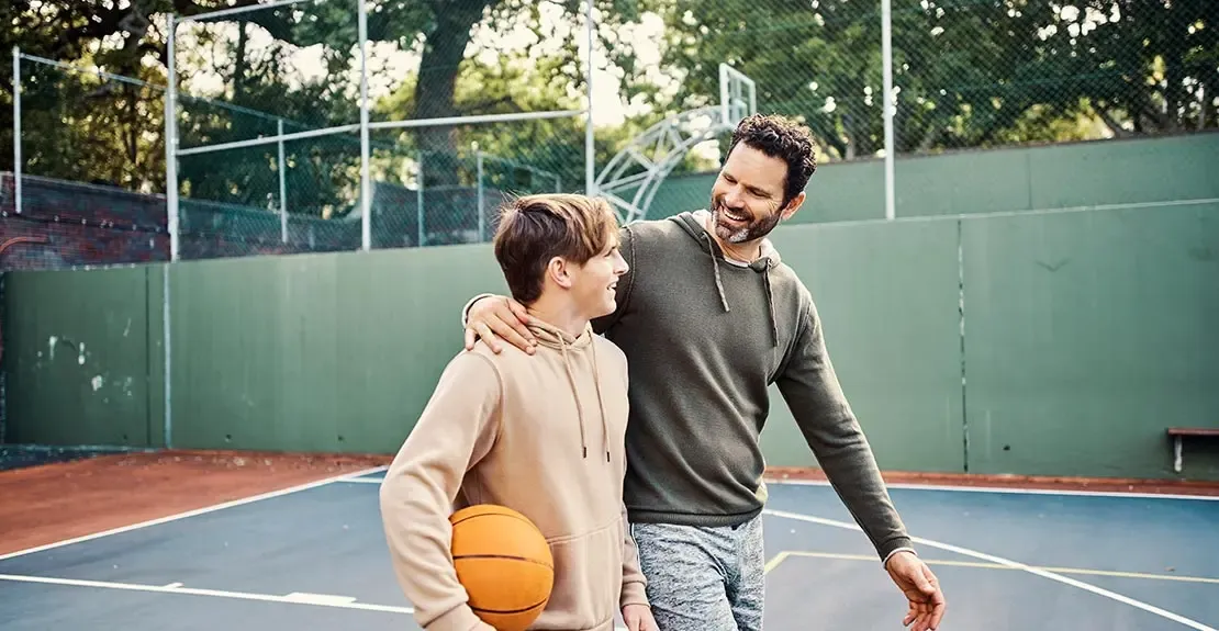 Vater und Kind beim Basketball
