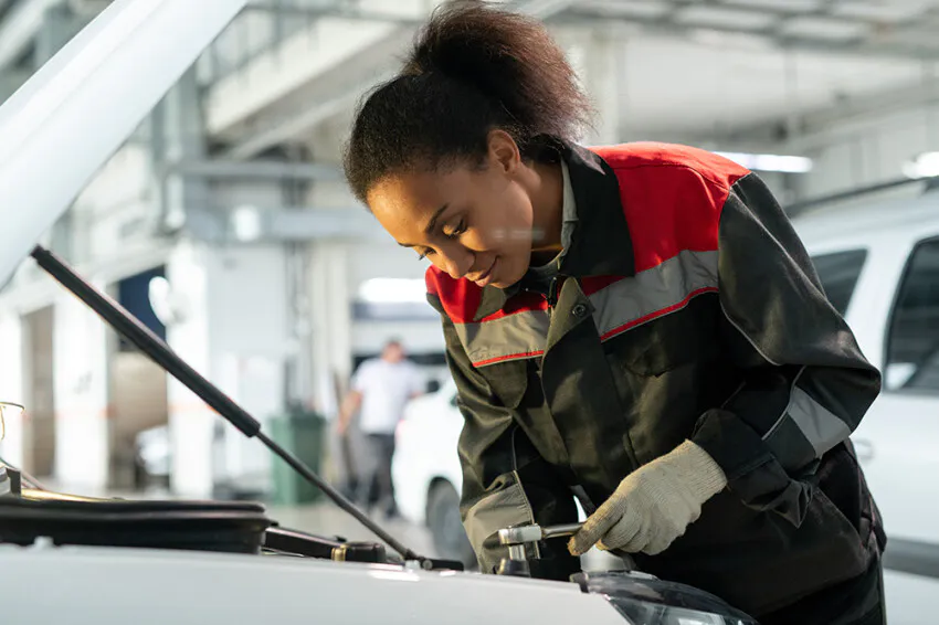 Kfz Mechatroniker an Arbeit Motorhaube