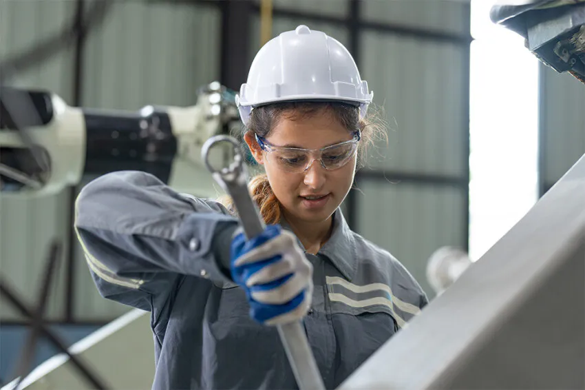 Fachkraft für Metalltechnik mit Schraubenschlüssel