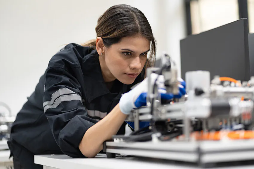 Elektronikerin Arbeit an Aufbau