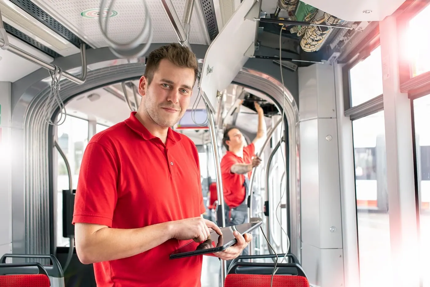 MOBIL Kollege mit Tablet in der Hand
