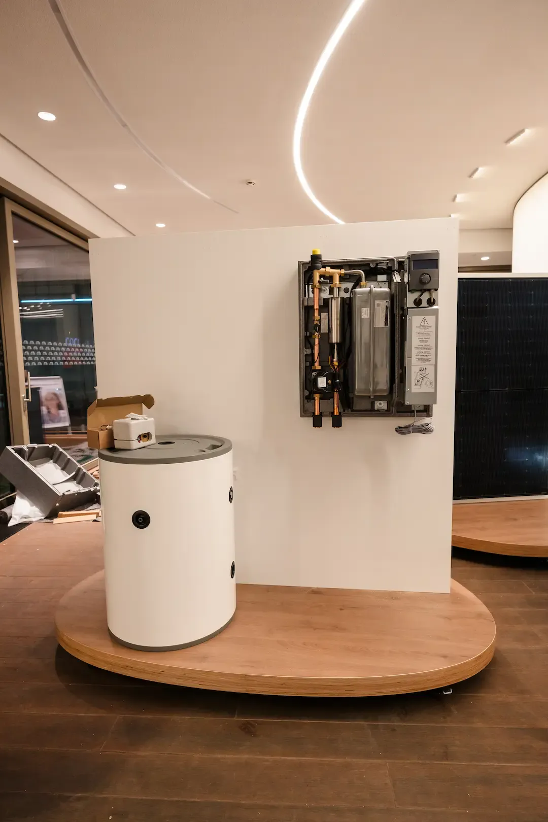 Vom SWK Showroom Aufbau: Hydraulikmodul und Trennpufferspeicher