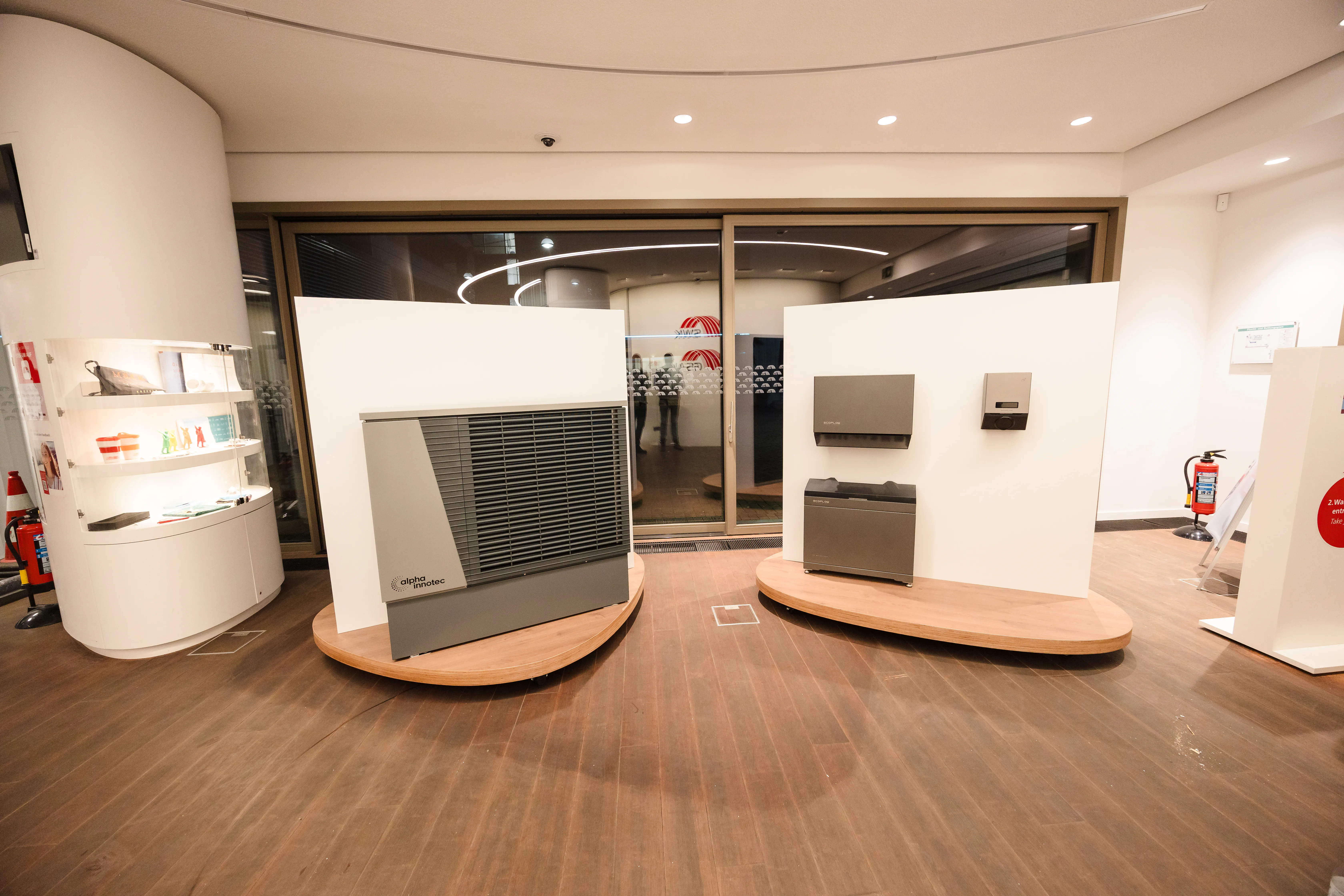 Bild vom Aufbau des SWK Showrooms mit Wärmepumpe und PV-Wechselrichter, Batterie und Wallbox