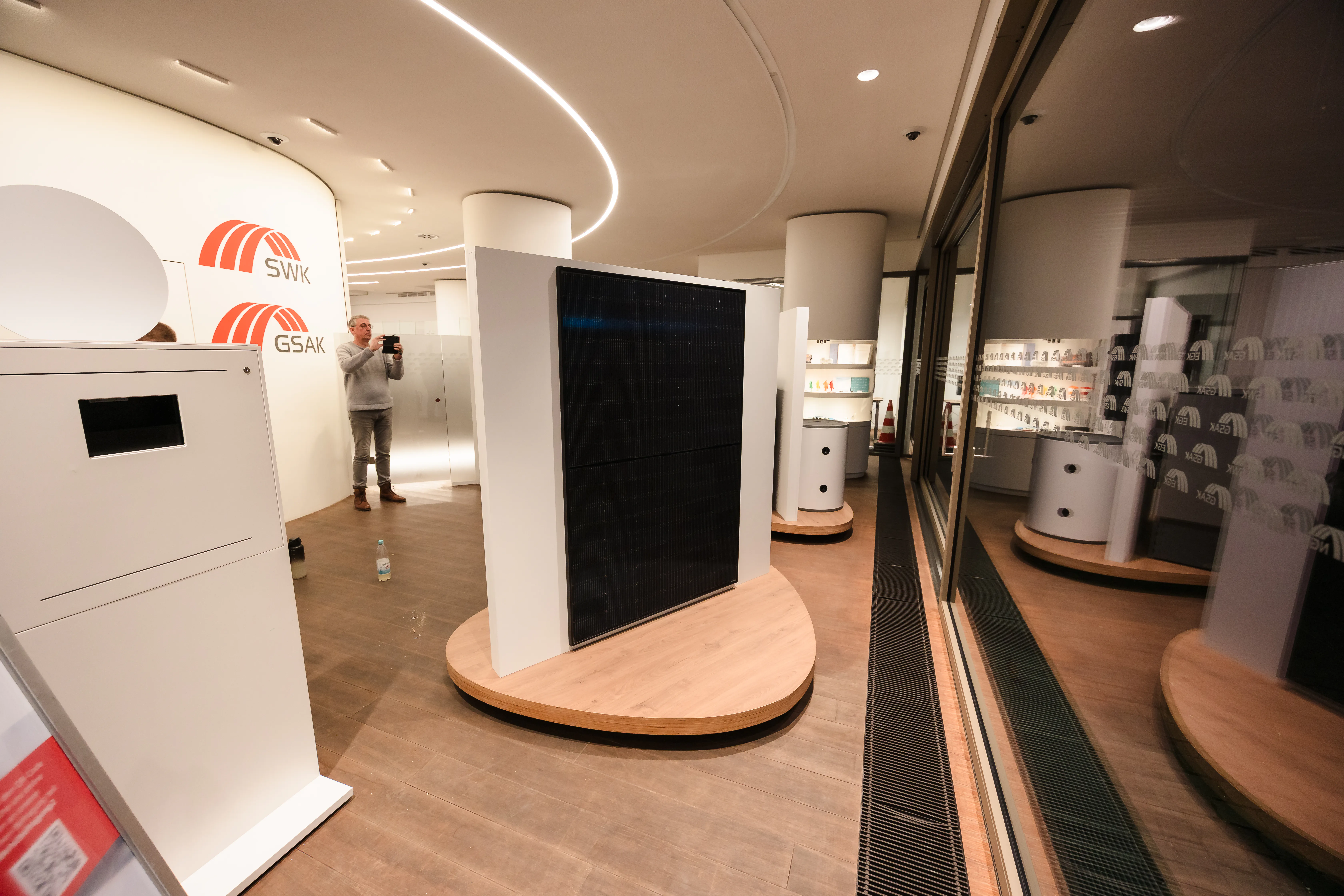 Bild vom Aufbau des Showrooms auf dem man das PV-Panel sieht