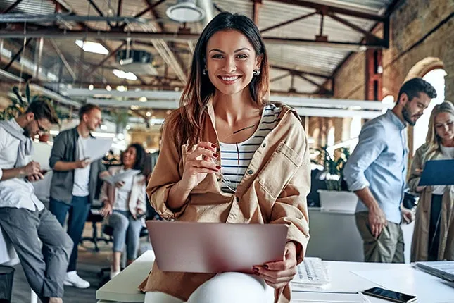 Junge Frau in Casual mit Brille und Laptop