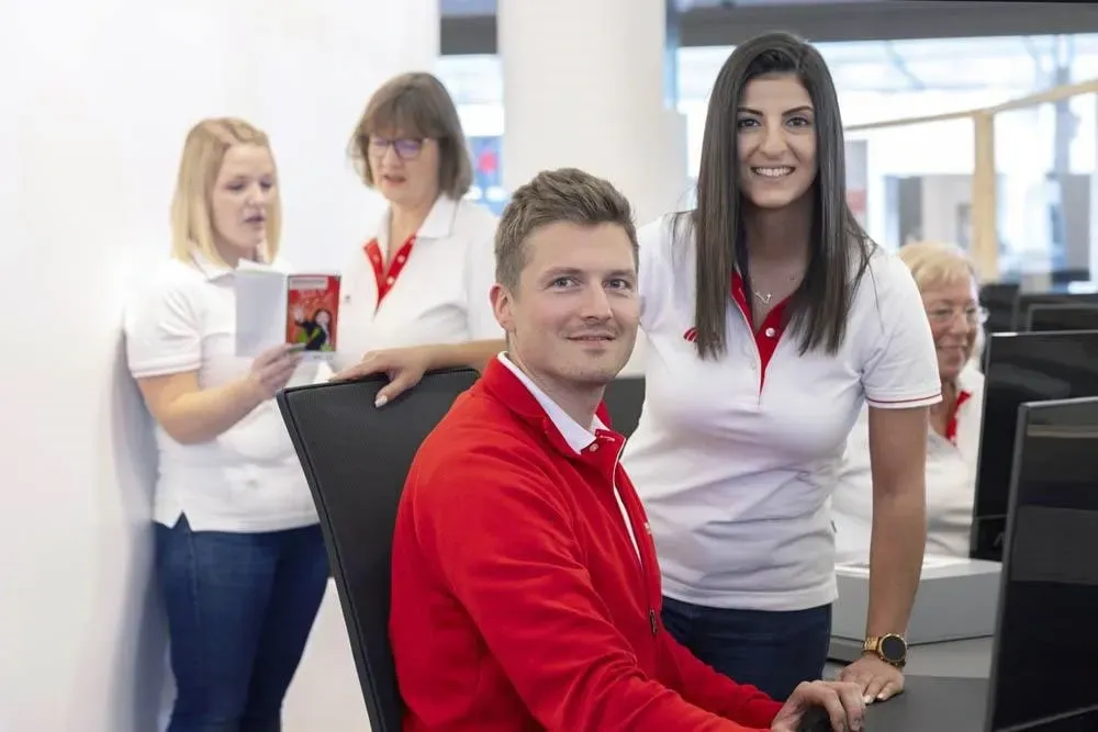 Kollege sitzend mit Kollegin stehend
