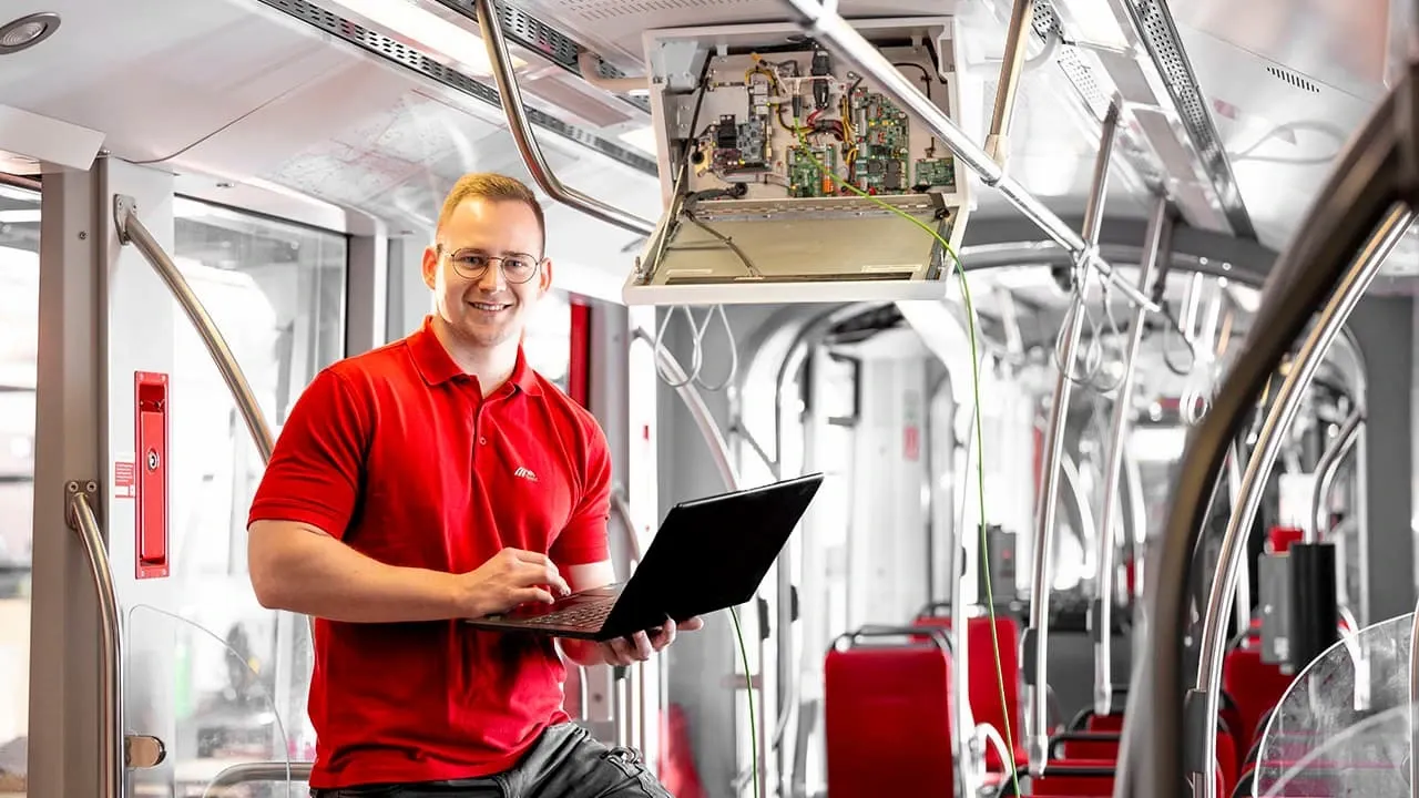 Elektroniker in Straßenbahn