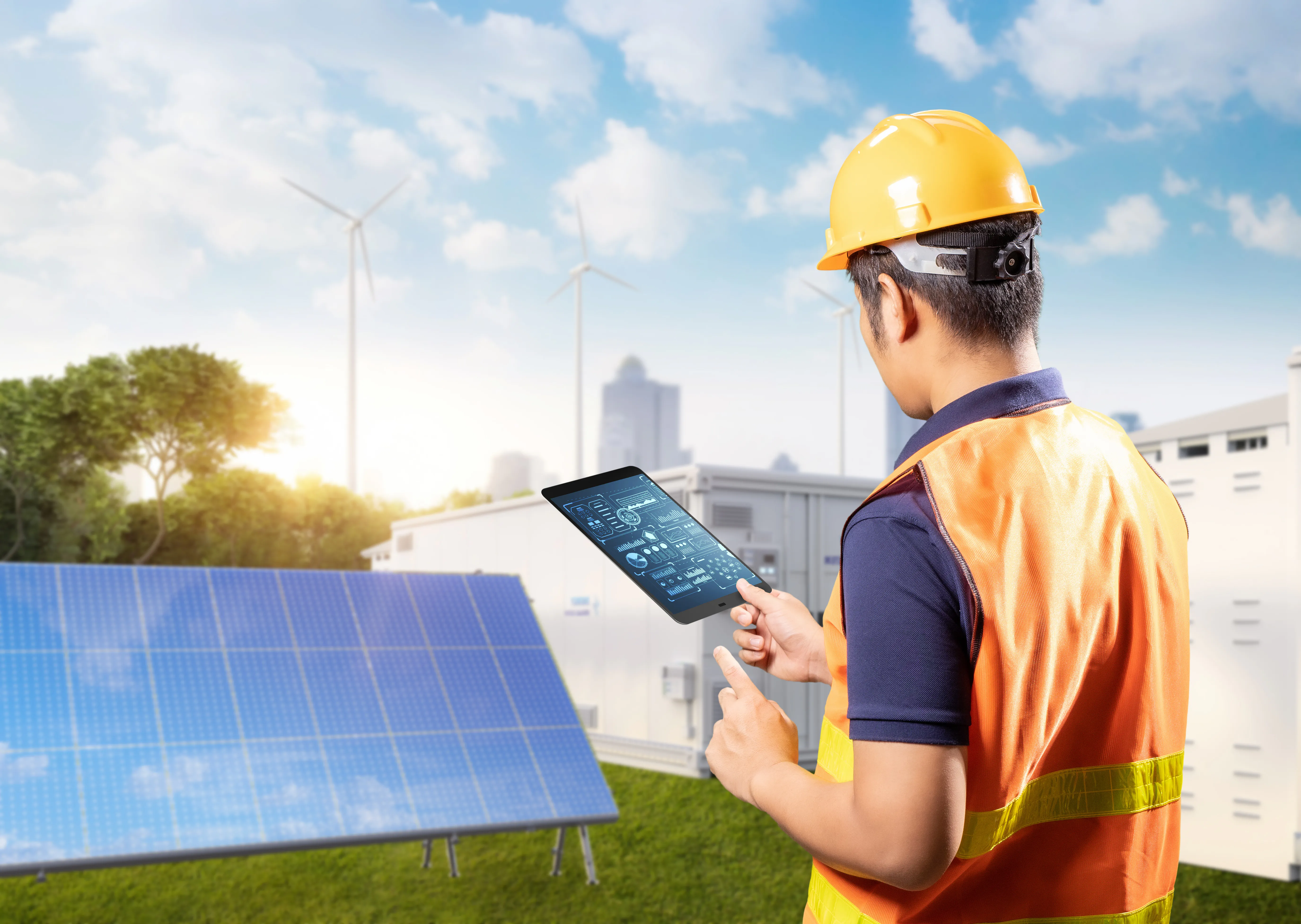 Photovoltaik Anlage mit Mitarbeiter NGN