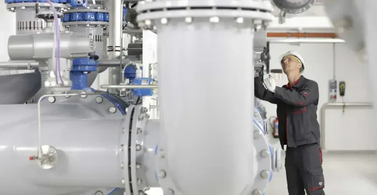 Umwelttechnologe der SWK im Wasserwerk
