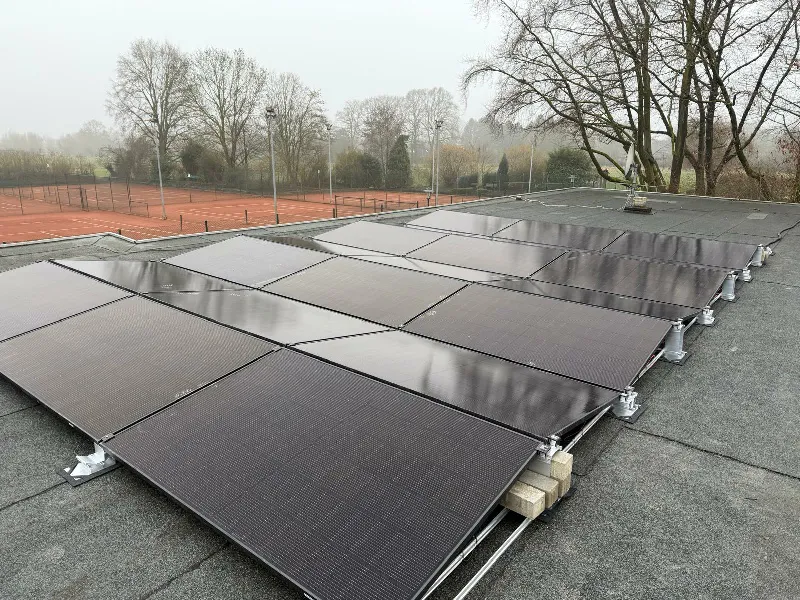 DIe PV-Anlage des Sportvereins Hüls fertiggestellt, mit Blick auf die Tennisplätze