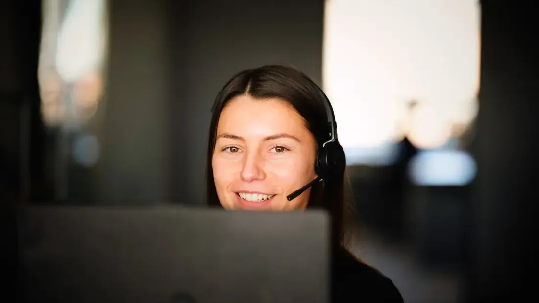 Ansprechpartnerin bei der EGN mit einem Headset