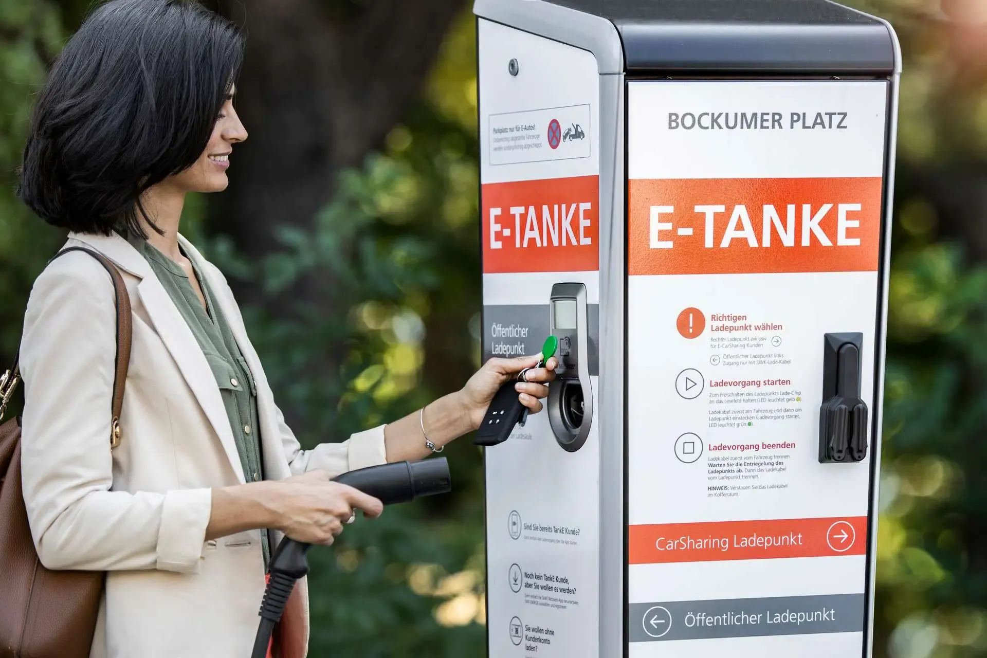 Frau an der E-Tanke