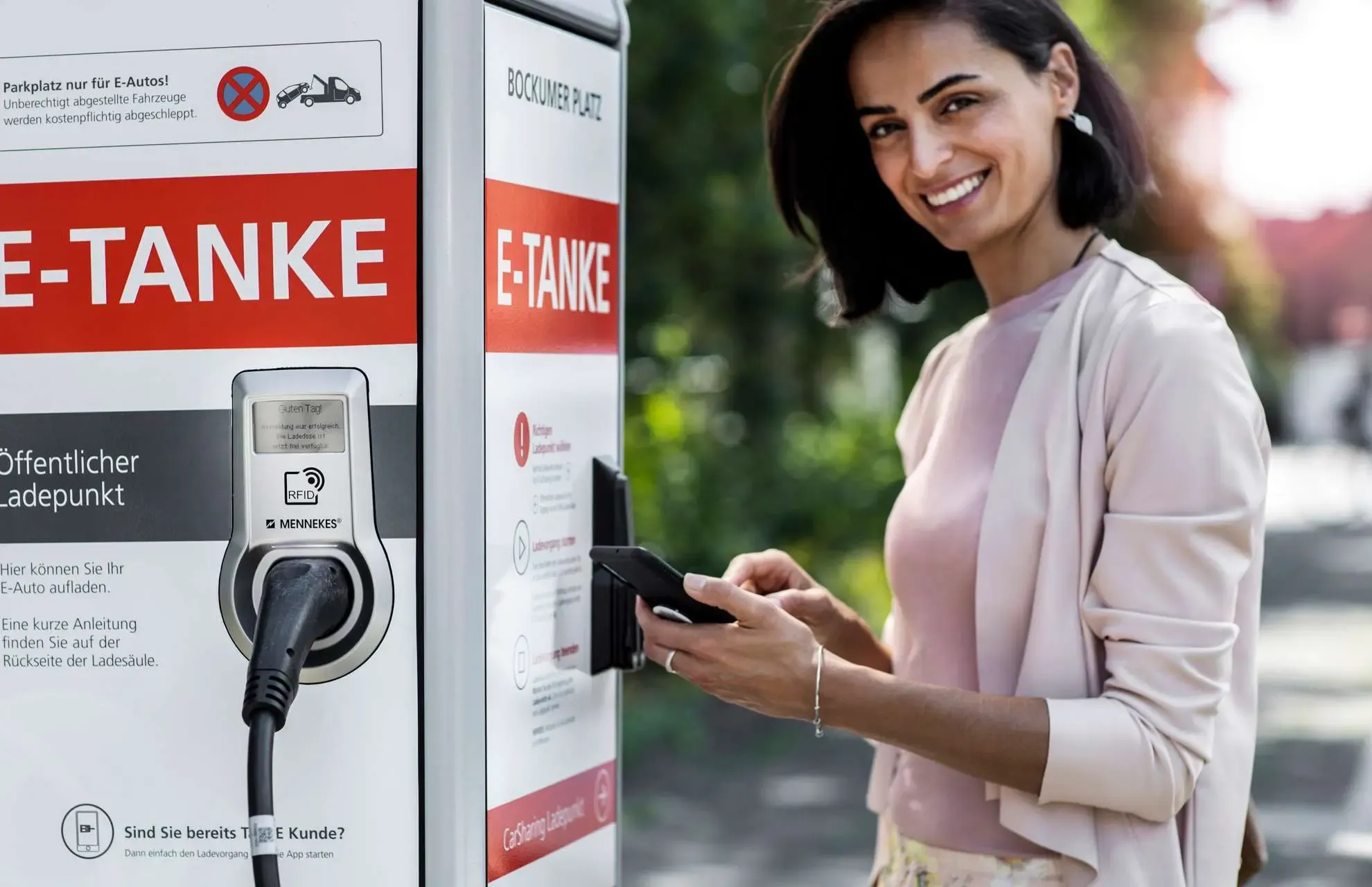 Frau an der E-Tanke