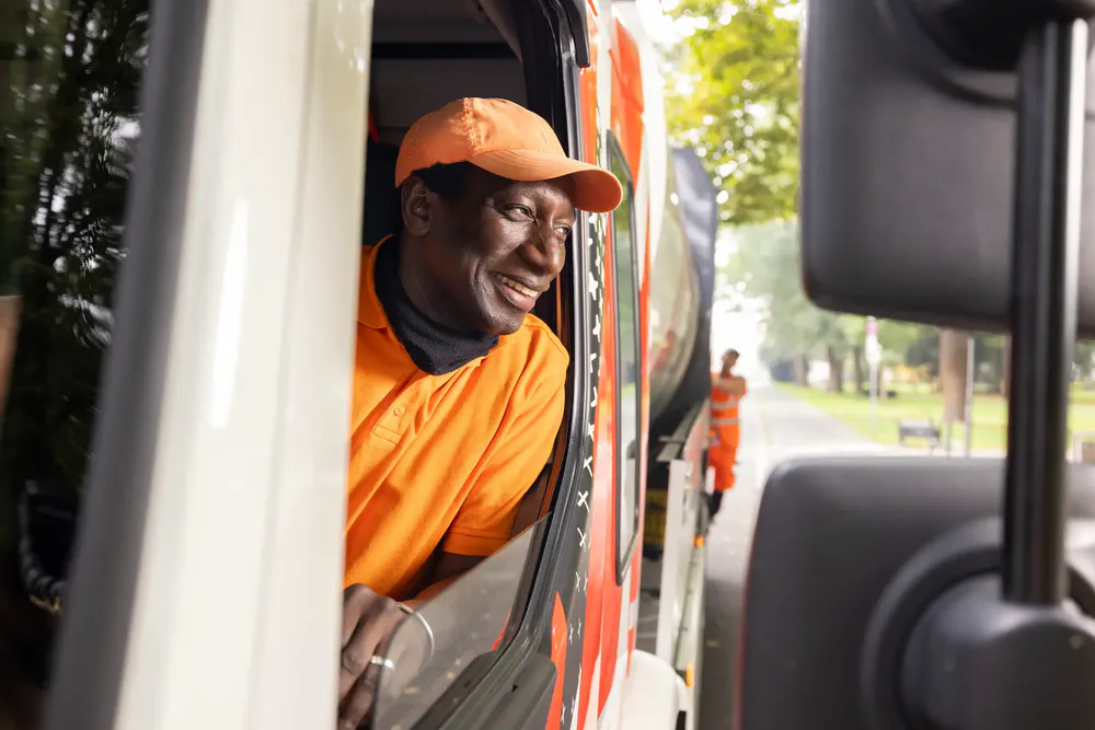 Mitarbeiter der GSAK sitzt in Fahrzeug