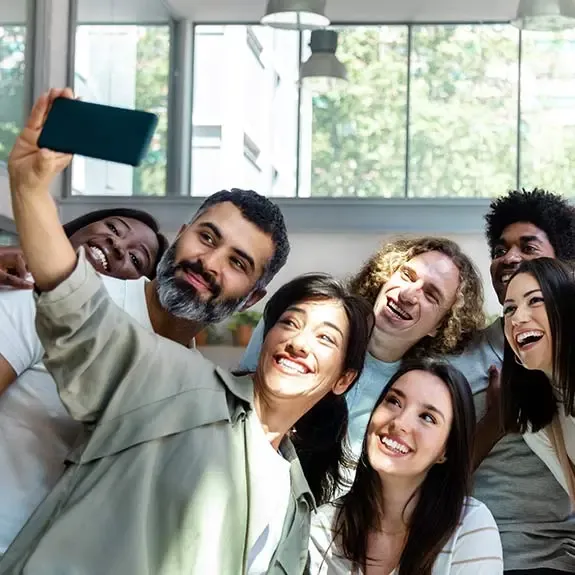 Gruppe macht ein Selfie