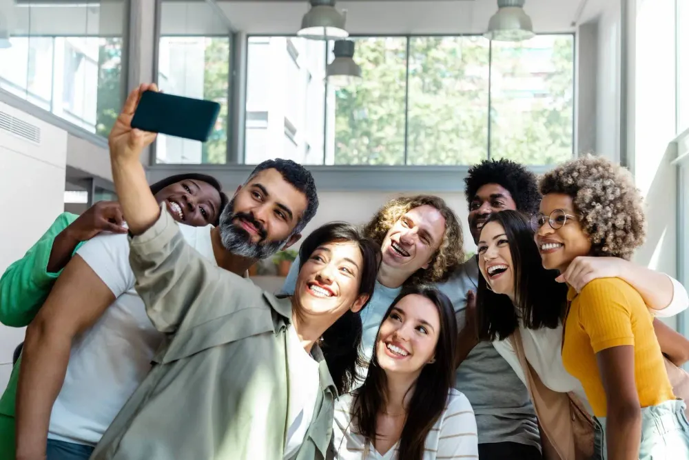 Mitarbeitende der SWK IT machen ein Selfie im Büro