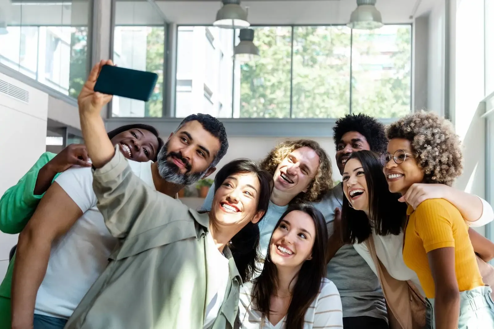 Mitarbeitende der SWK IT machen ein Selfie im Büro