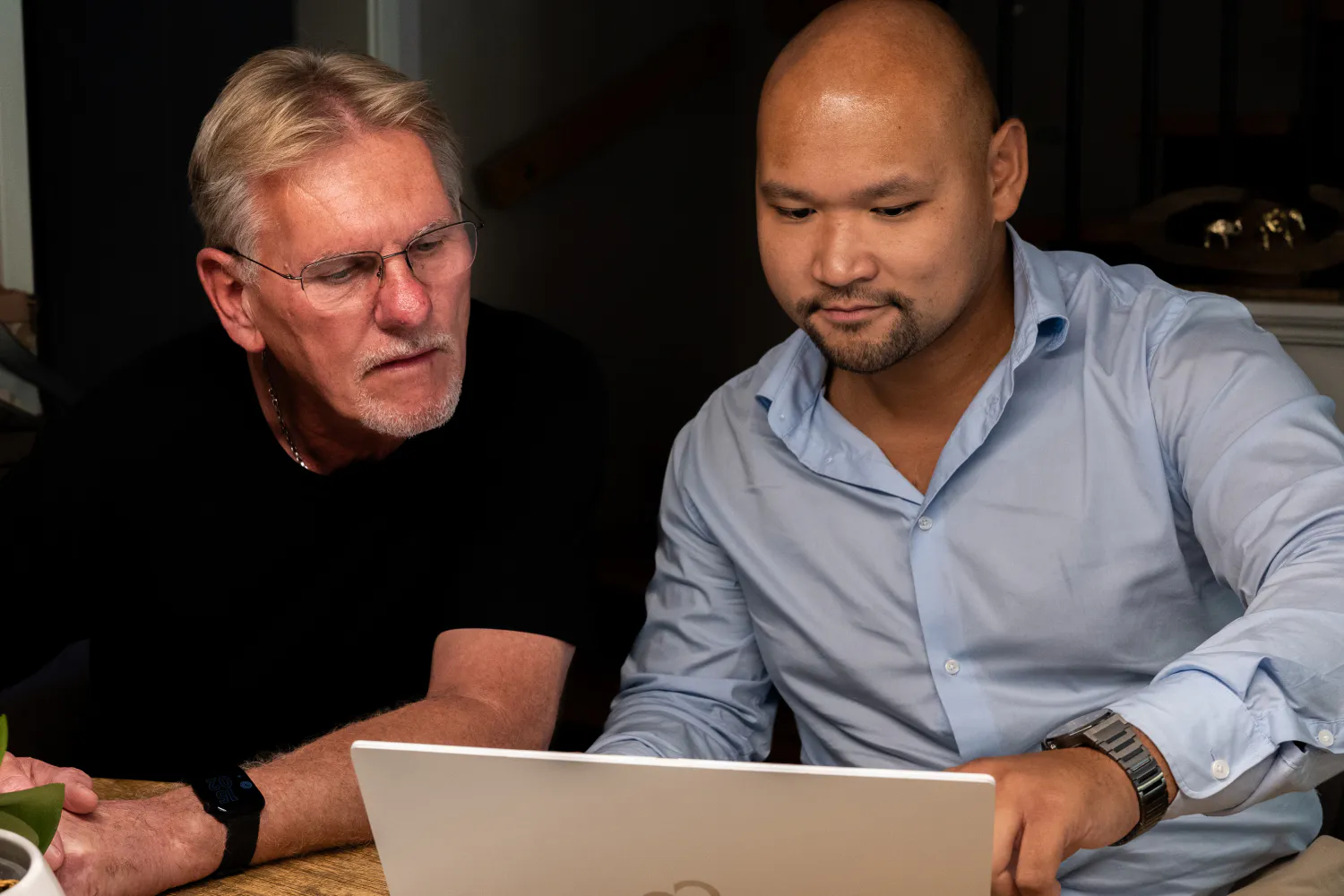 Phillipp Dinh (rechts) von der SWK zeigt SWK-Kunde Uwe Büsing die verschiedenen Parameter seiner geplanten PV-Anlage