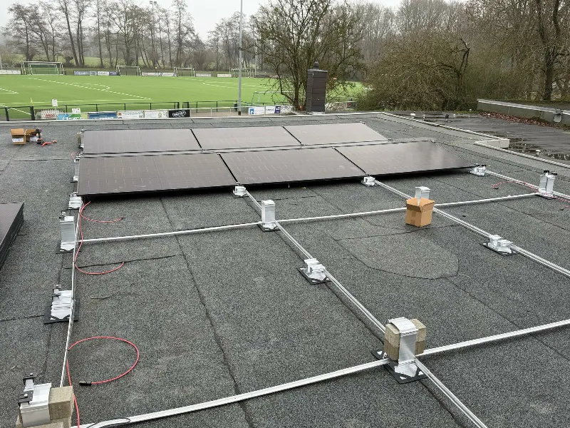 PV-Anlage Sportverein Hüls im Bau, mit Blick auf den Fussballplatz