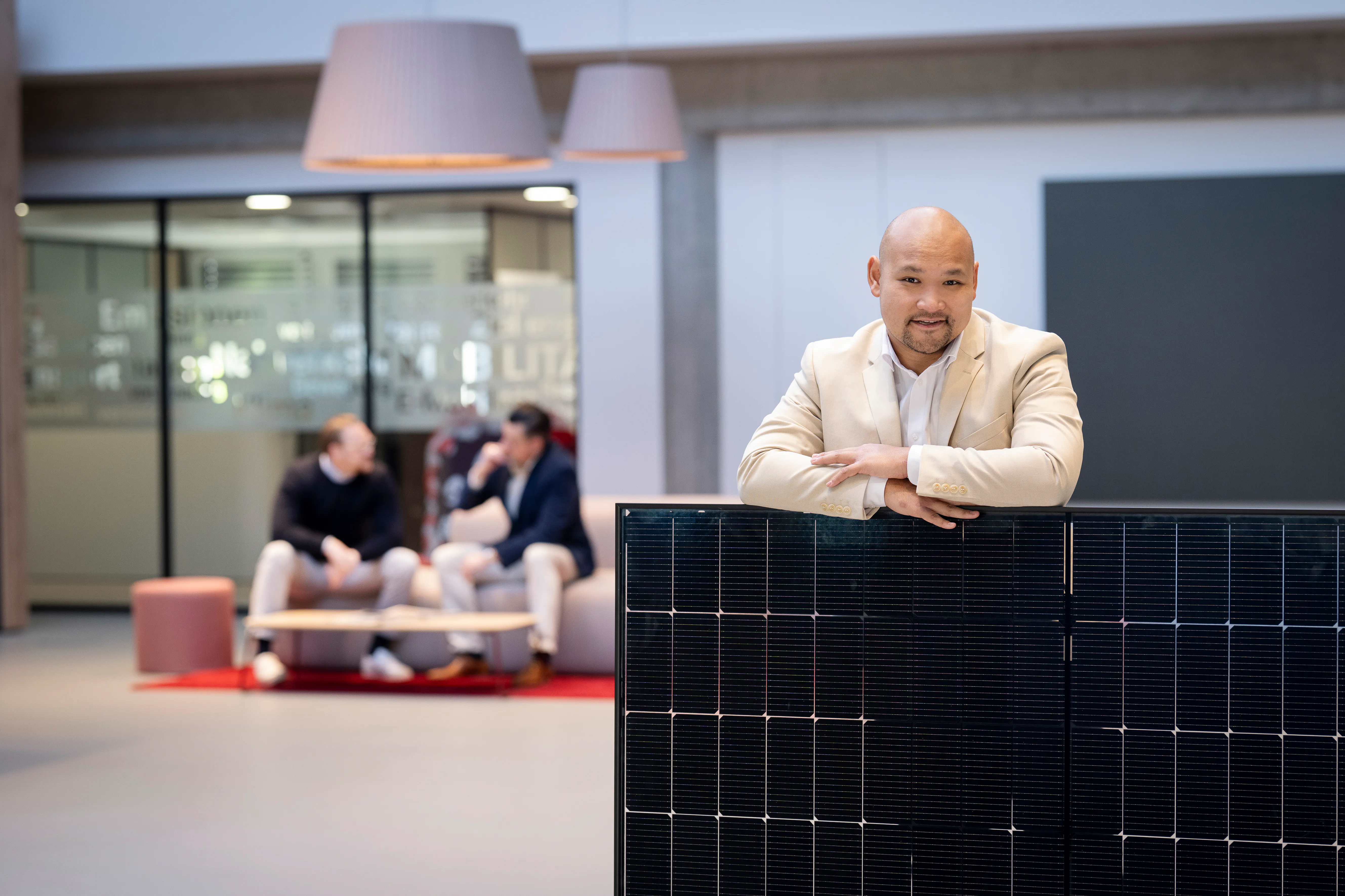 SWK ENERGIE E-Scout Philipp Dinh mit PV-Panel im Foyer der SWK