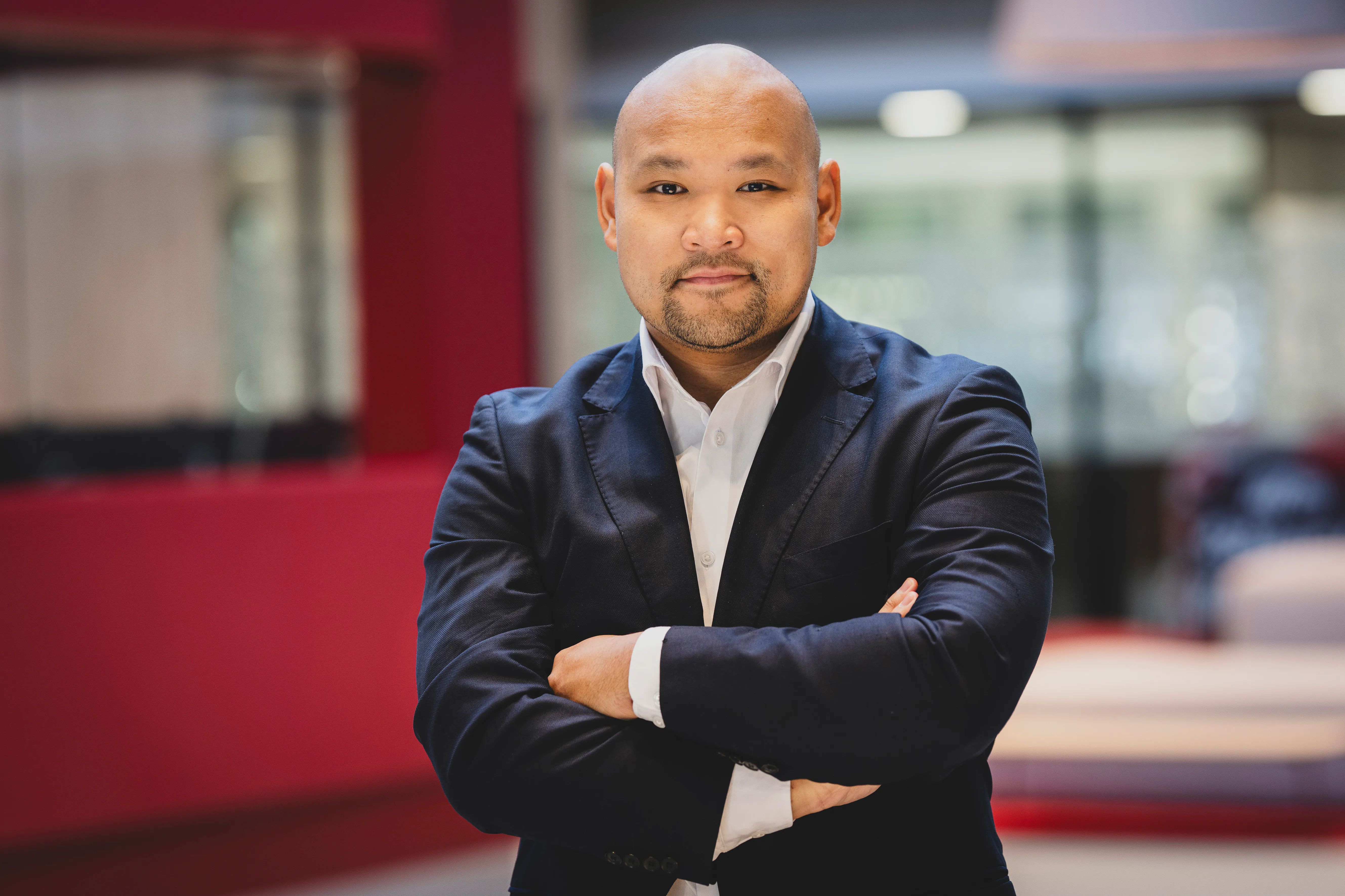 SWK ENERGIE E-Scout und Energieberater Philipp Dinh im Foyer der SWK im blauen Anzug