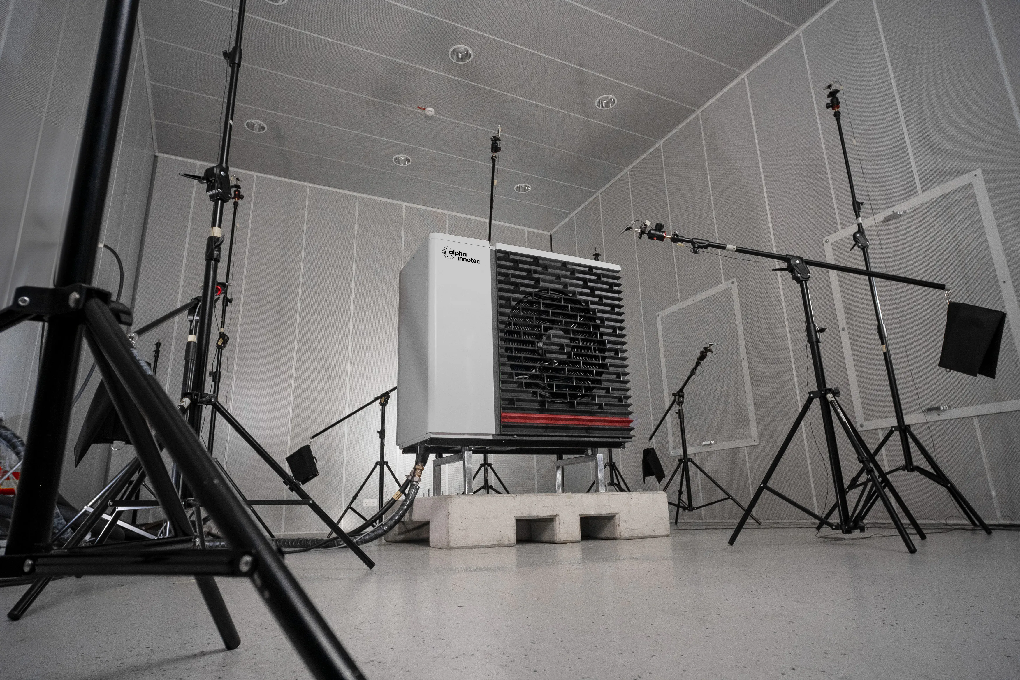 DIe Wärmepumpe Hybrox 11 des SWK Wärmepumpenpartners alpha innotec in der Akustikkammer