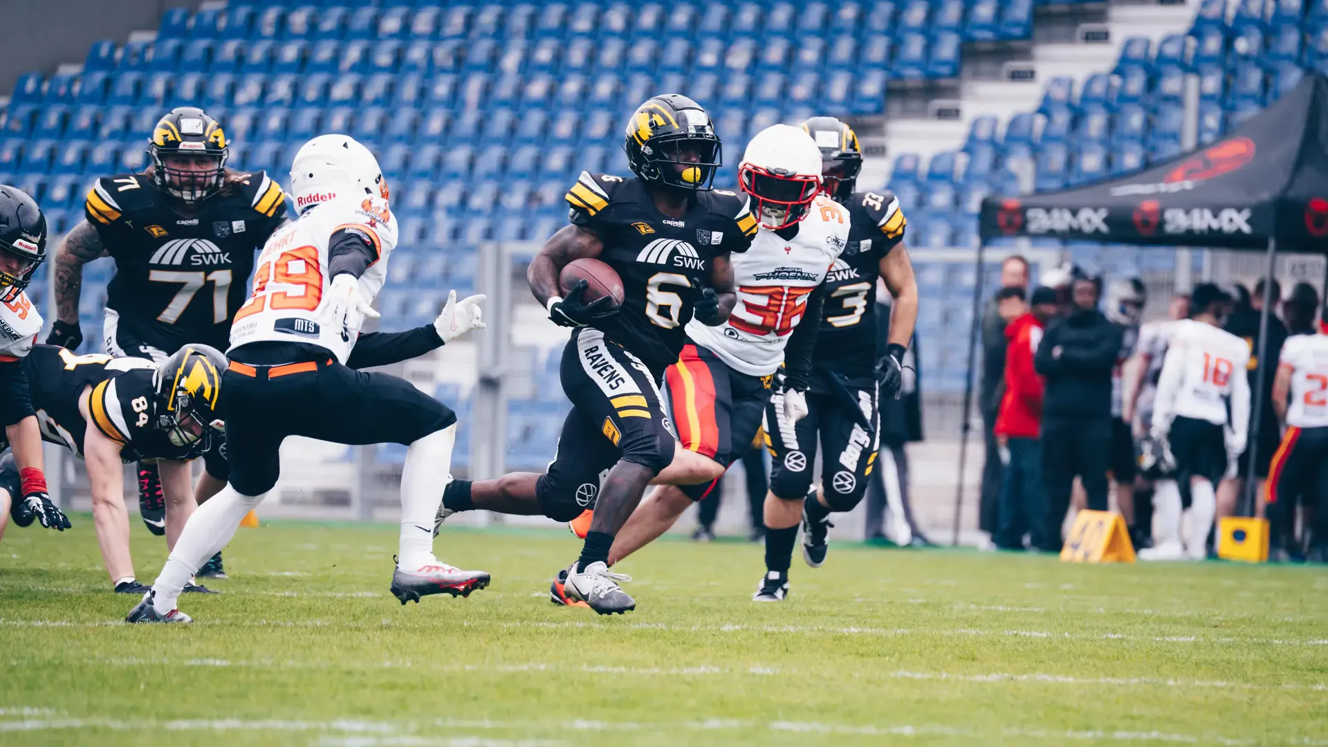 Spielscene der Footballmannschaft Krefeld Ravens mit der SWK als Trikotsponsor