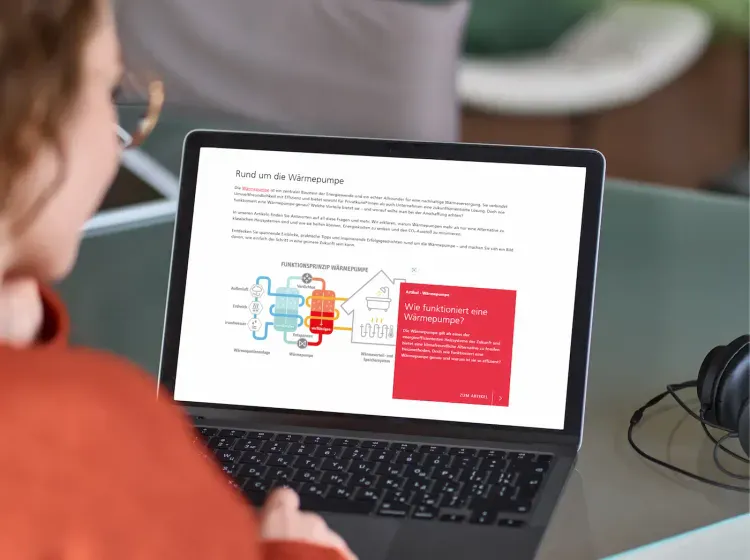 Person schaut sich auf Laptop den Blog der SWK ENERGIE an