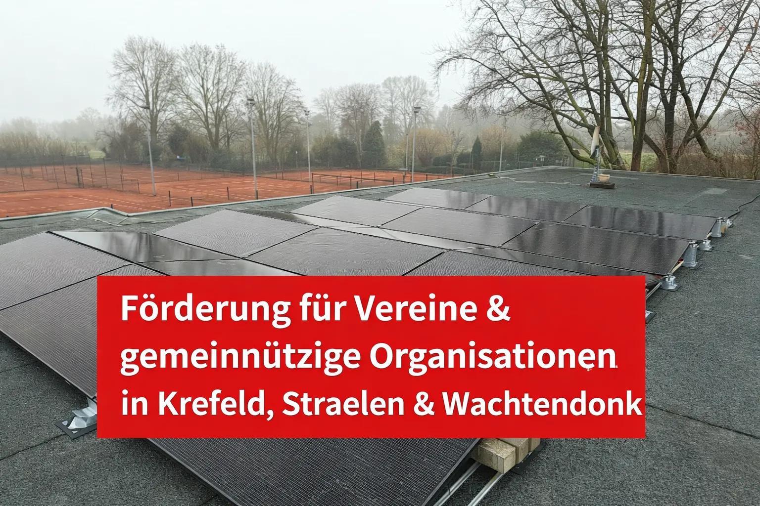 Photovoltaikanlage auf einem Vereinsgebäude in Krefeld mit Blick auf Tennisplätze - Symbolbild für Förderung von Vereinen und gemeinnützigen Organisationen durch nachhaltige Energie