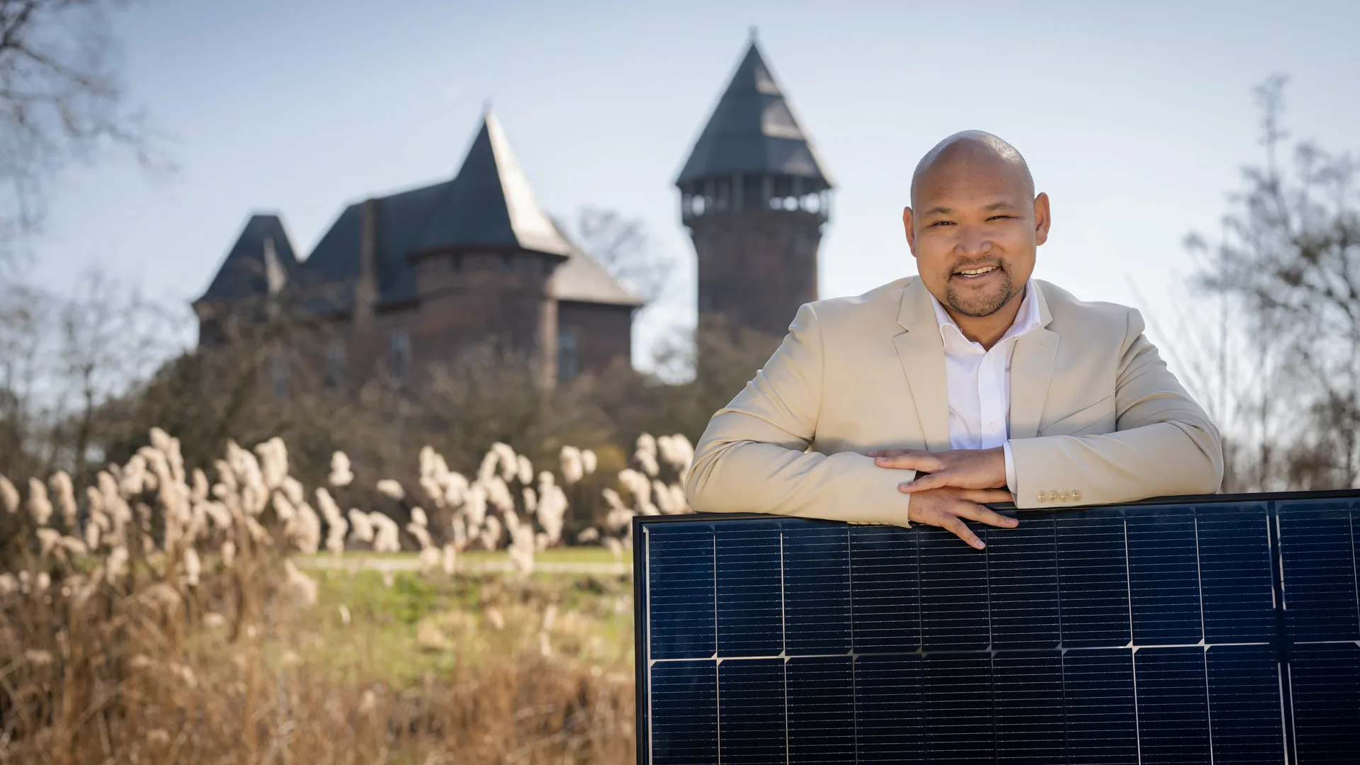 SWK ENERGIE E-Scout Philipp Dinh mit PV-Modul vor der Burg Linn