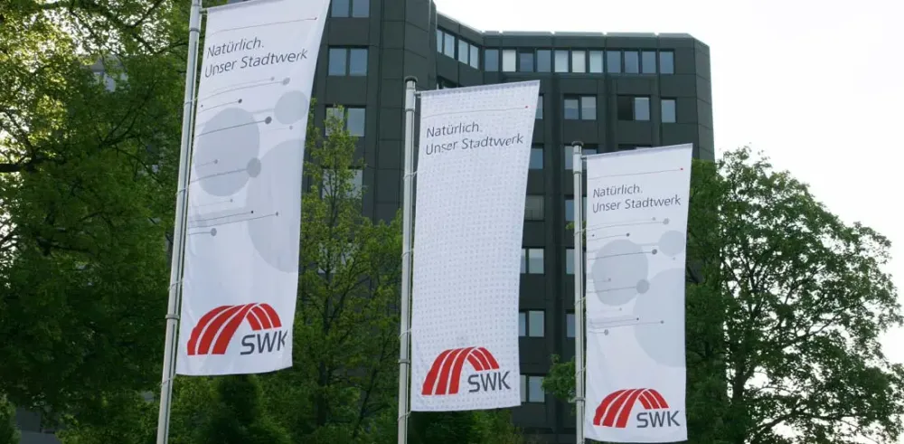 SWK Fahnen vor SWK Gebäude