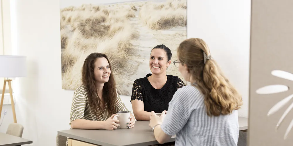 Mitarbeitende der GSAK unterhalten sich