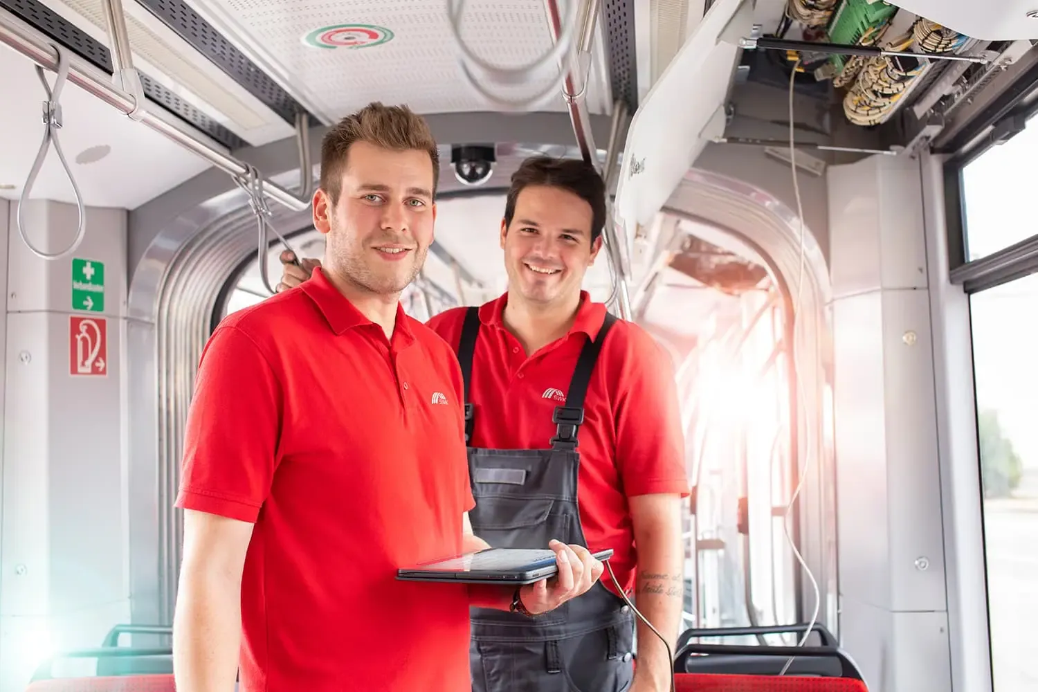 Mitarbeiter der SWK MOBIL in einer Straßenbahn
