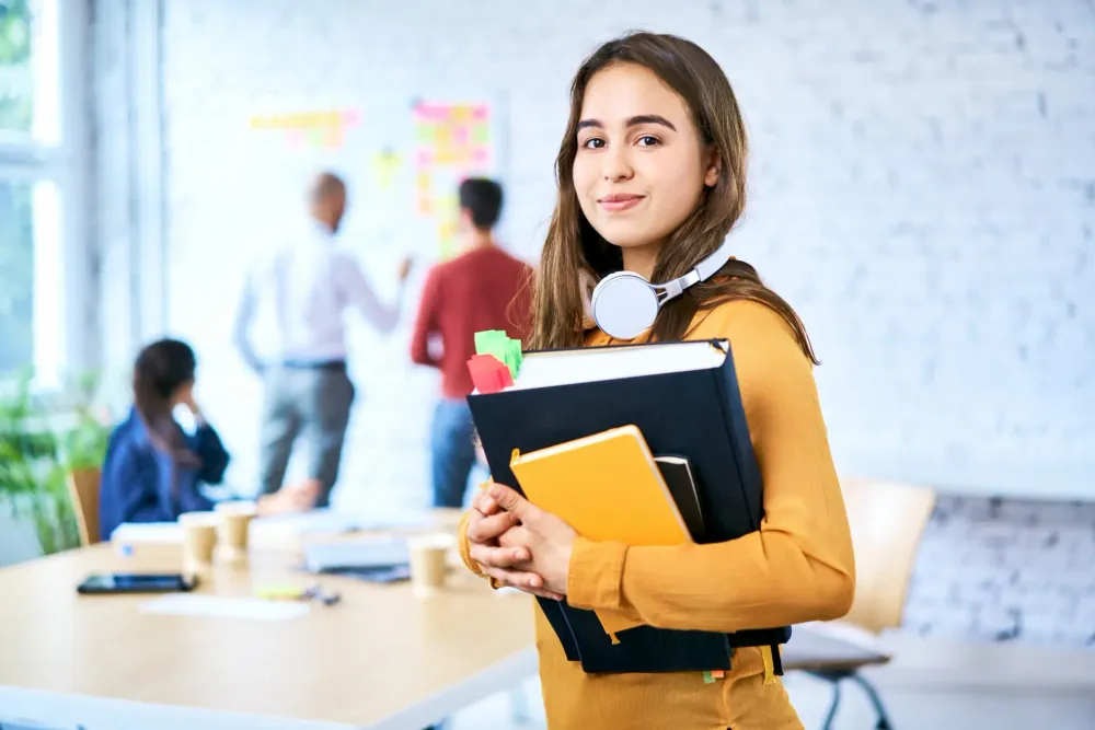Studentin mit Ordner in der Hand