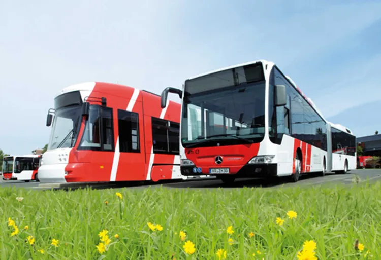 Bus und Bahn von der Seite