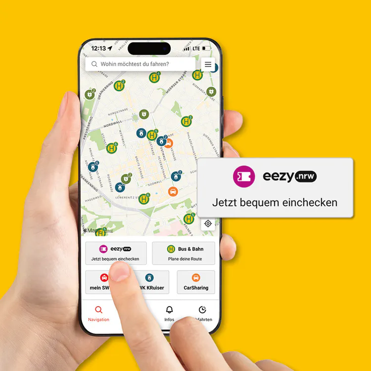 Smartphone wird bedient bei geöffneter SWK App für das eezy-Ticket