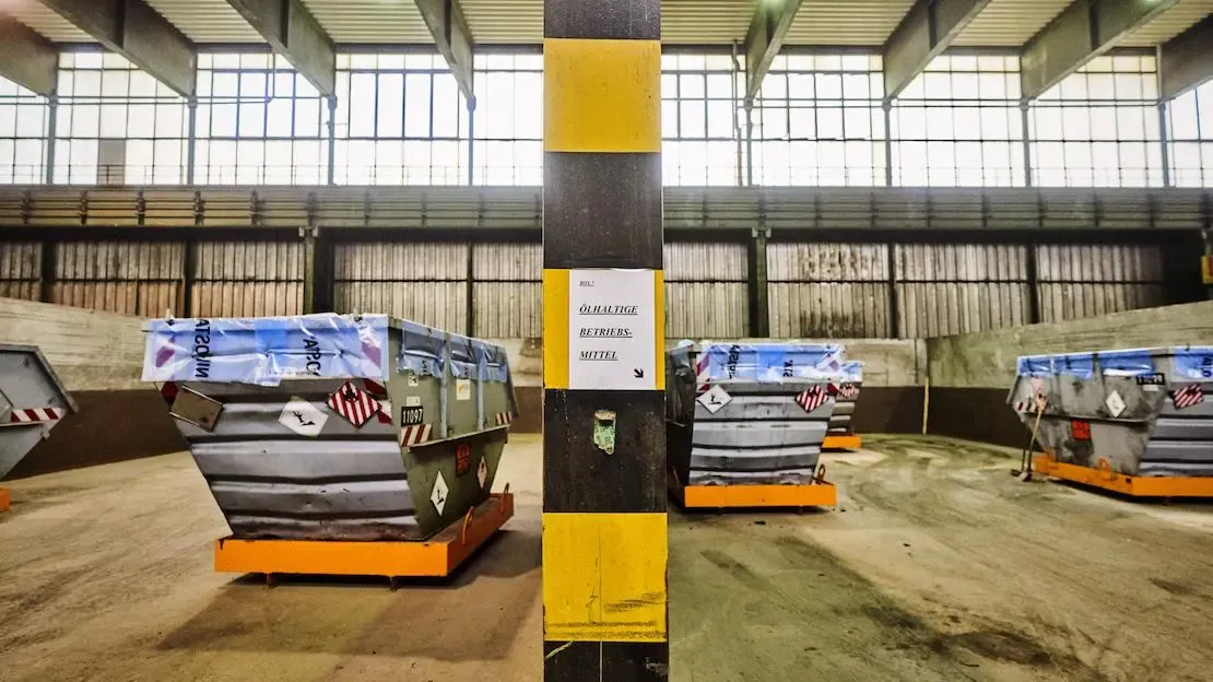 Container stehen in einer Halle