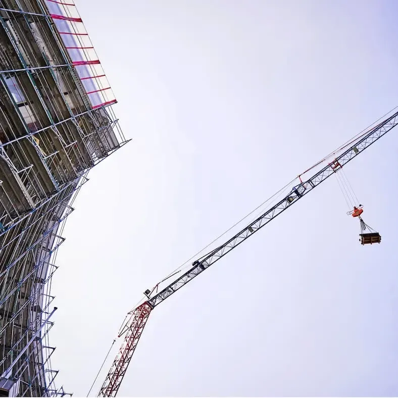 Baukran auf einer Großbaustelle