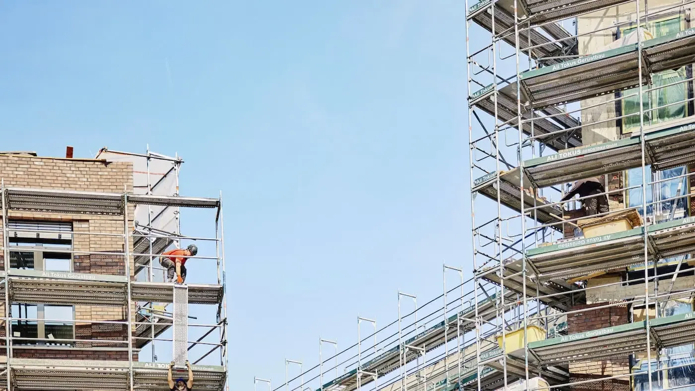 Gerüste auf einer Großbaustelle