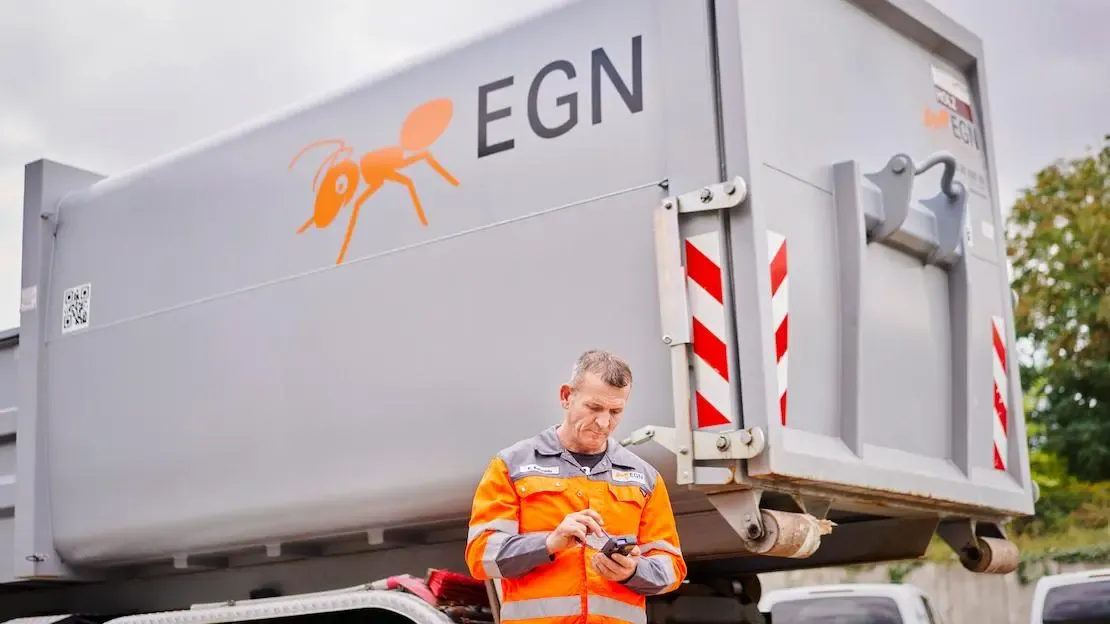 EGN Mitarbeiter steht vor EGN Fahrzeug