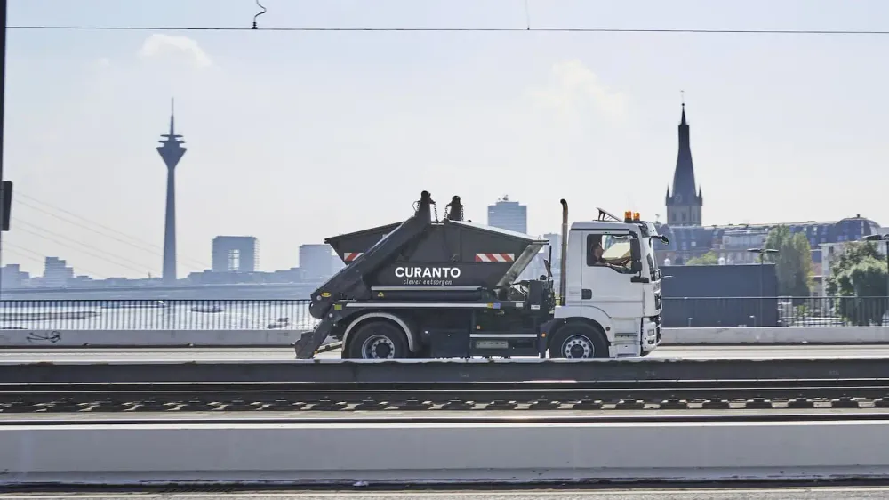CURANTO Fahrzeug auf einer Brücke fahrend
