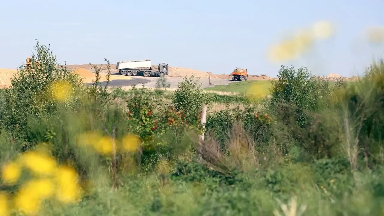 LKW der EGN auf einer Altdeponie