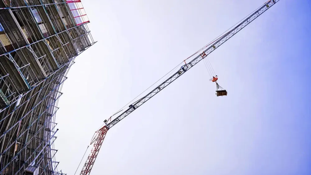 Baustellenkran von unten fotografiert