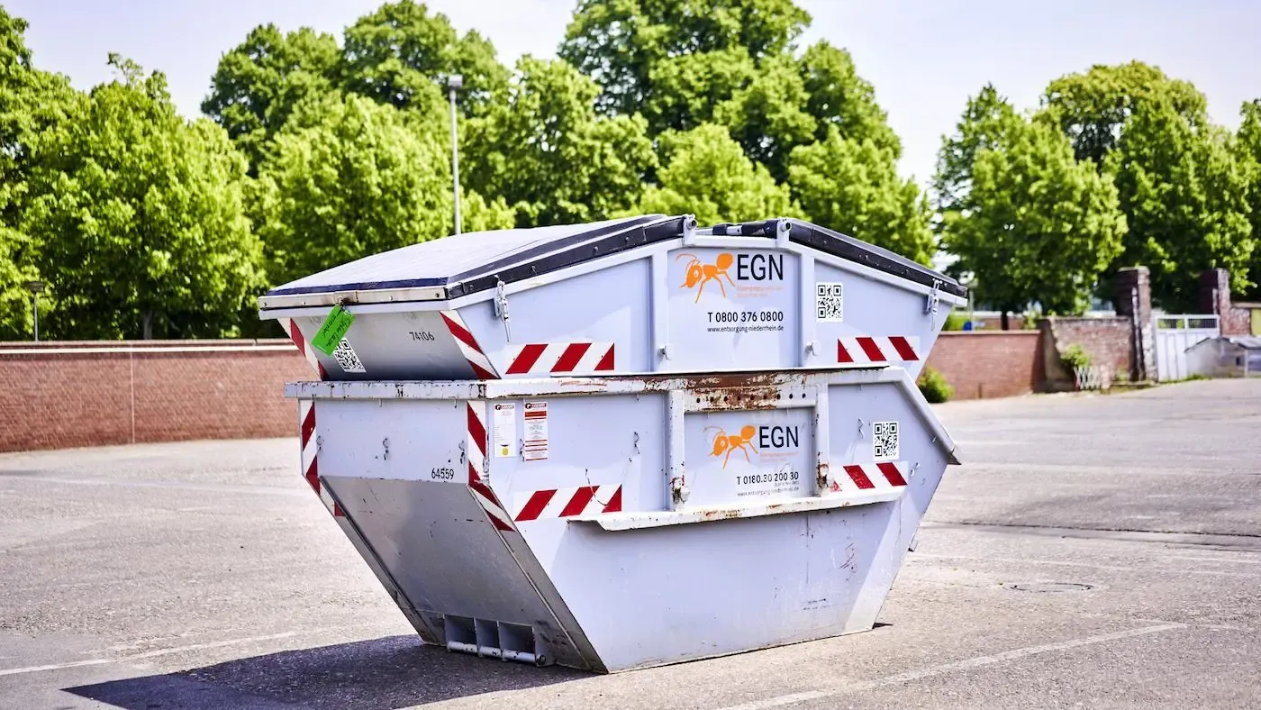 Container steht auf der Straße