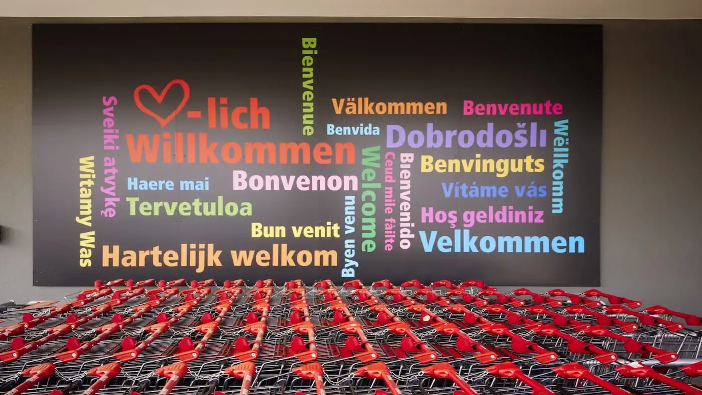 Ein Schild mit "Herzlich willkommen" auf vielen verschiedenen Sprachen
