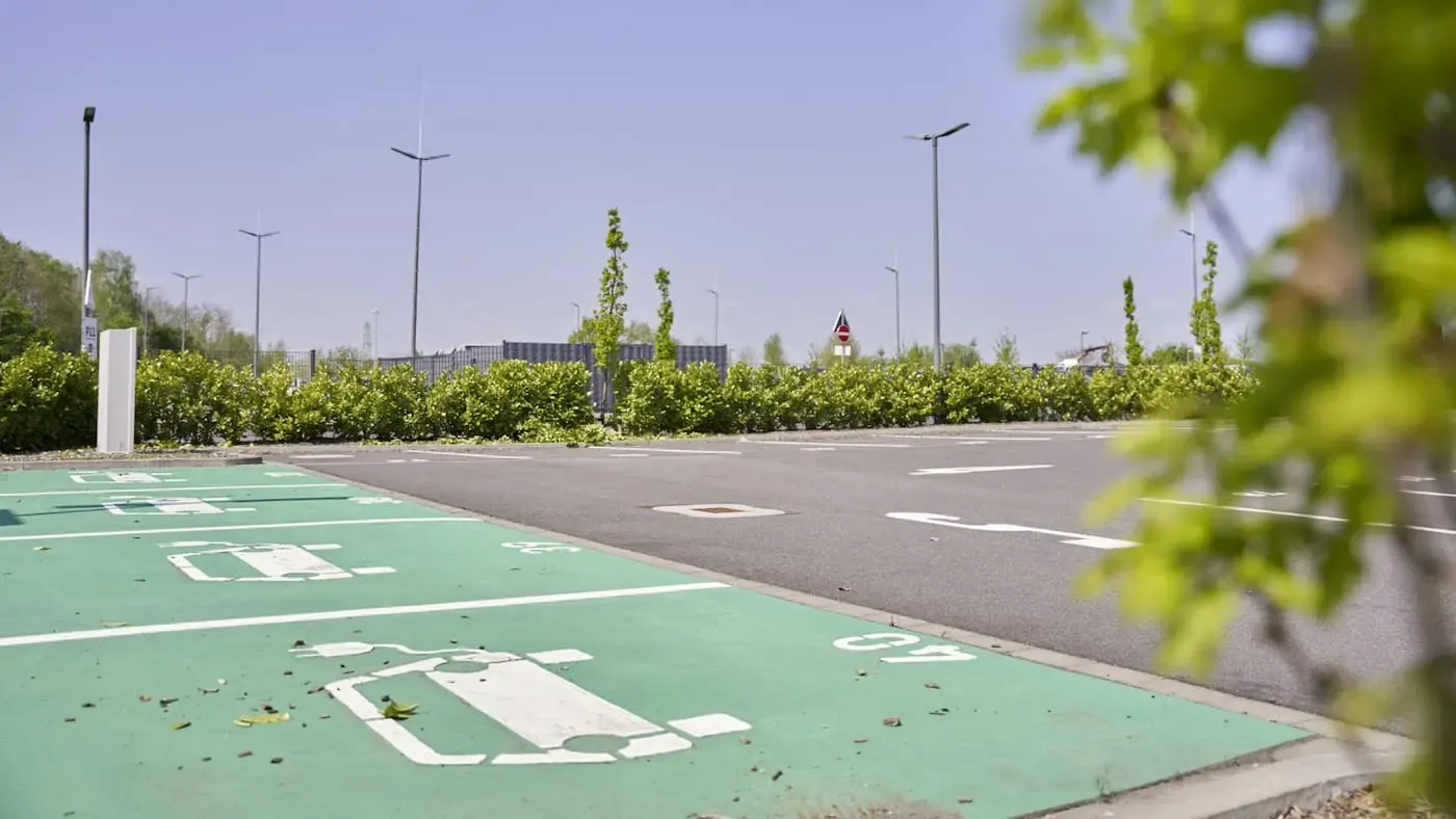 Leerer Parkplatz mit Lademöglichkeiten