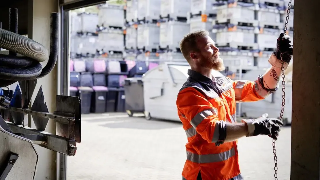 EGN Mitarbeiter arbeitet im Lager